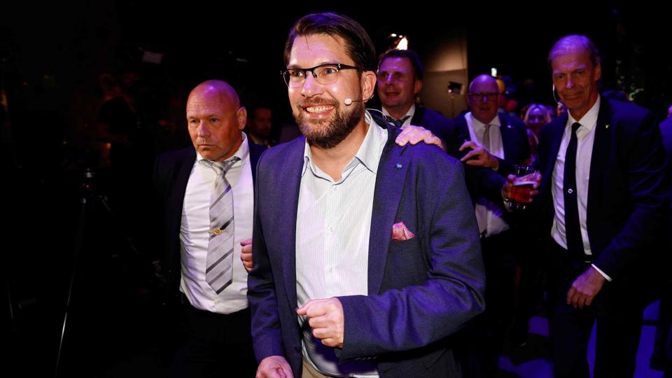 Sverigedemokraternas partileder, Jimmie Åkesson, under partiets valgfest søndag aften på Elite Hotel Marina Tower i Nacka udenfor Stockholm. Han er en af de tre borgerlige partiledere, der har været på besøg hos Moderaterna mandag. <i>Stefan Jerrevang/Ritzau Scanpix</i>