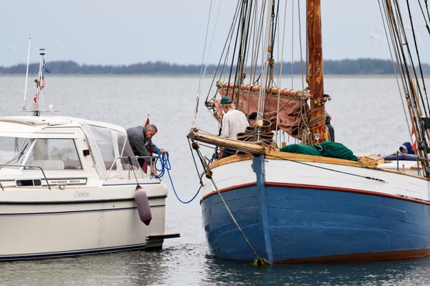 En enkelt skib gik på grund lige ud for havnen i Løgstør, men fik hjælp til at komme fri. <i>Foto: Henrik Bo</i>