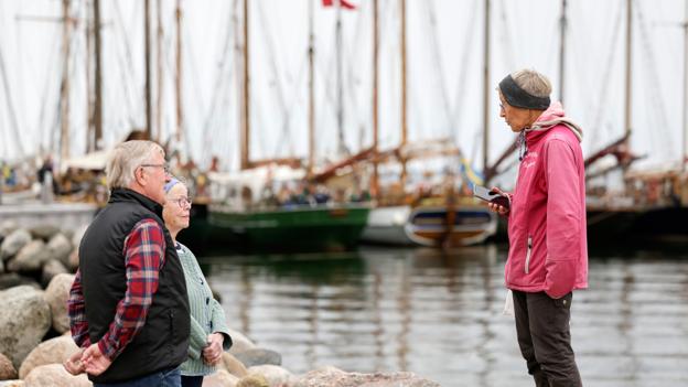 Mange var mødt frem for at kigge på de gamle træskibe. <i>Foto: Henrik Bo</i>