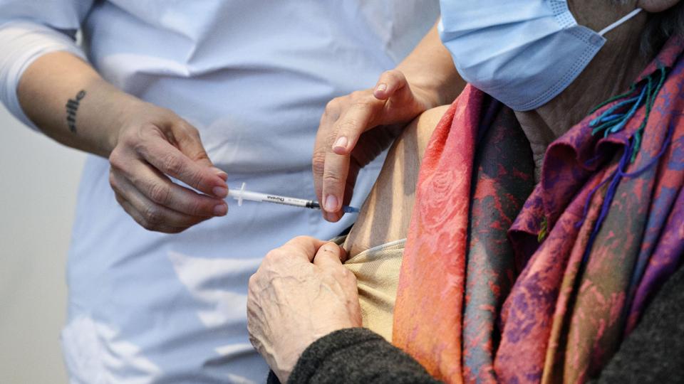 Plejehjemsbeboere og borgere over 85 år vil som de første i efterårets vaccinationsprogram få tilbud om at blive vaccineret den 15. september. (Arkivfoto). <i>Philip Davali/Ritzau Scanpix</i>