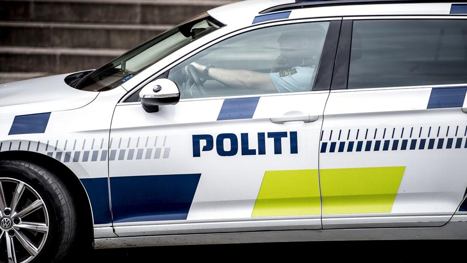 I april sidste år affyrede to sortklædte personer på en sort scooter mindst seks skud i et stærkt trafikeret kryds i Aarhus. Nu er en 24-årig mand tiltalt for blandt andet drabsforsøg i forbindelse med skyderiet, der ifølge anklagemyndigheden var led i et bandeopgør. (Arkivfoto). <i>Mads Claus Rasmussen/Ritzau Scanpix</i>