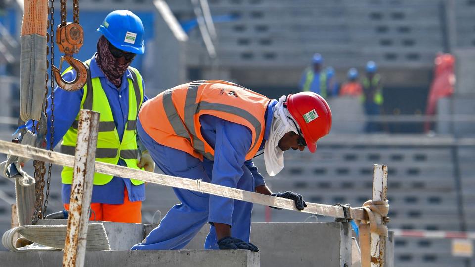 Migrantarbejdere, der har bygget fodboldstadioner i Qatar op til VM senere i år, har fået bedre forhold, siden ILO og en række andre organisationer skarpt kritiserede arbejdsforholdene. Snesevis af migrantarbejdere er døde og hundredvis kvæstet i arbejdsulykker i Qatar under byggeriet op til VM. (Arkivfoto) <i>Giuseppe Cacace/Ritzau Scanpix</i>