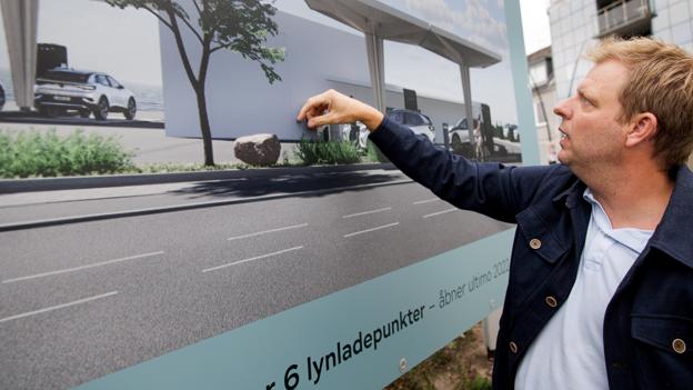 Claus Sørensen har udlejet grunden, hvor Clever anlægger den nye lynladestation på Østerbakken. Den bliver nærmeste nabo til den ladestation, kommunen opstiller på p-pladsen ved Østerbakken - og lademulighederne supplerer hinanden rigtig godt, siger han. <i>Foto: Bo Lehm</i>