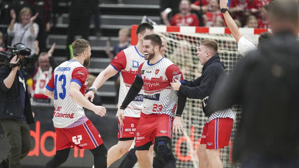 KIF Kolding jublede over overlevelse i ligaen i den forgangne sæson, hvor billedet her er fra. Nu ligger holdet i toppen. <i>Claus Fisker/Ritzau Scanpix</i>