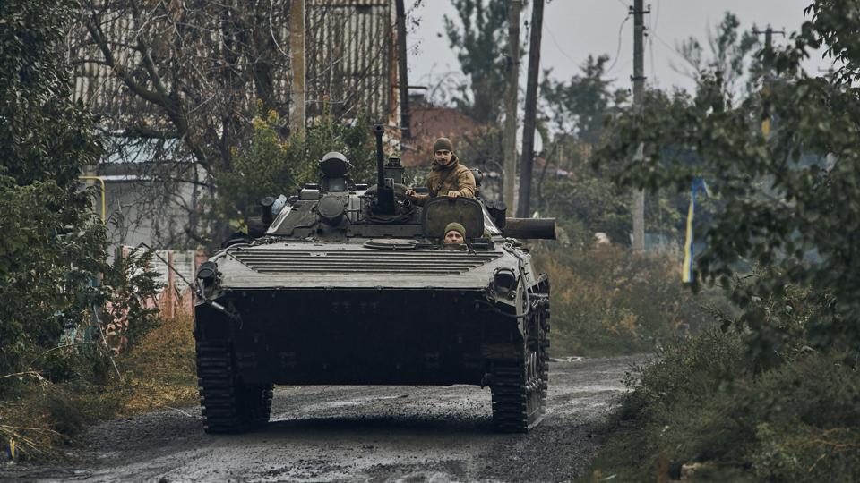 Et ukrainsk militærkøretøj med ukrainske soldater ses her i den generobrede Kharkiv-region mandag. <i>Kostiantyn Liberov/Ritzau Scanpix</i>