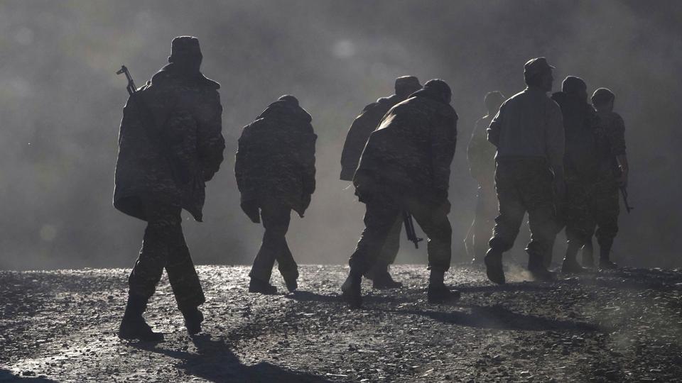 Armenske soldater går tæt ved grænsen mellem Armenien og regionen Nagorno-Karabakh i 2020. Nagorno-Karabakh har i mange år været årsag til konflikt mellem Armenien og Aserbajdsjan. <i>Uncredited/Ritzau Scanpix</i>