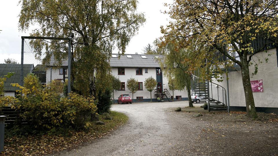 Kostskolen Havregården i Smidstrup ved Gilleleje lukkede efter sager om overgreb og tilsynskritik. Nu er den tidligere forstander tiltalt for vold og ulovlig tvang. Han nægter sig skyldig. (Arkivfoto). <i>Keld Navntoft/Ritzau Scanpix</i>