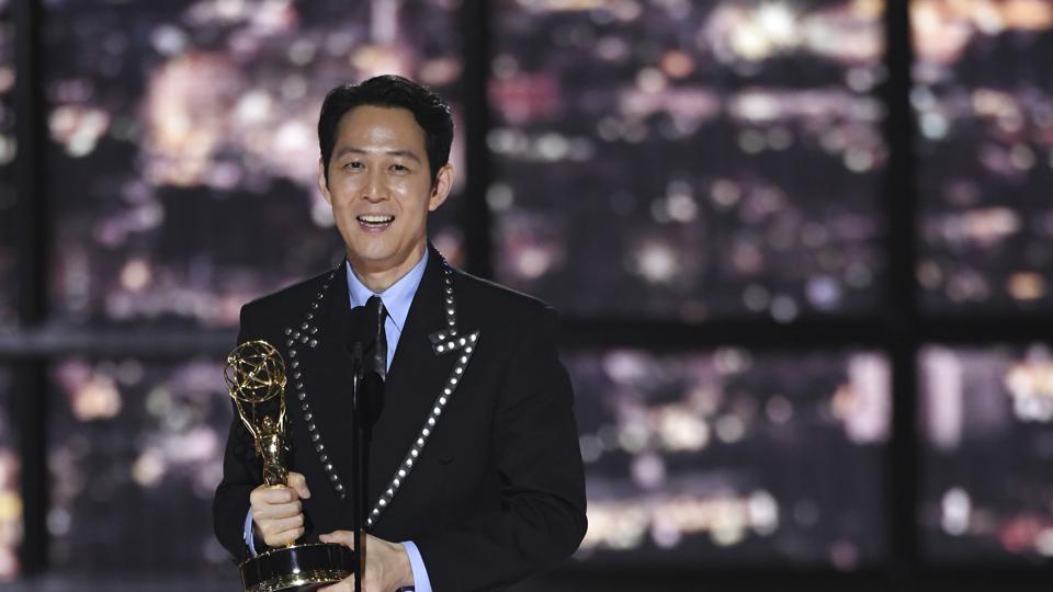 Lee Jung-jae havde god grund til at smile bredt, da han modtog en Emmy for Bedste skuespiller i en dramaserie for sin rolle i "Squid Game". Han skrev nemlig Emmy-historie ved at være den første til at vinde den pris for en ikke-engelsksproget rolle. <i>Phil Mccarten/Ritzau Scanpix</i>