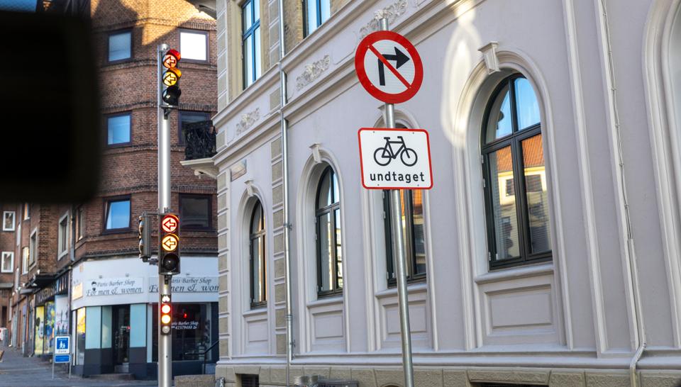 Der er gennem de seneste år blevet indført en række nye trafikregler i det centrale Aalborg, som her i Danmarksgade, hvor man ikke længere må svinge til højre og køre op mod Aalborg Teater. <i>Foto: Martél Andersen</i>