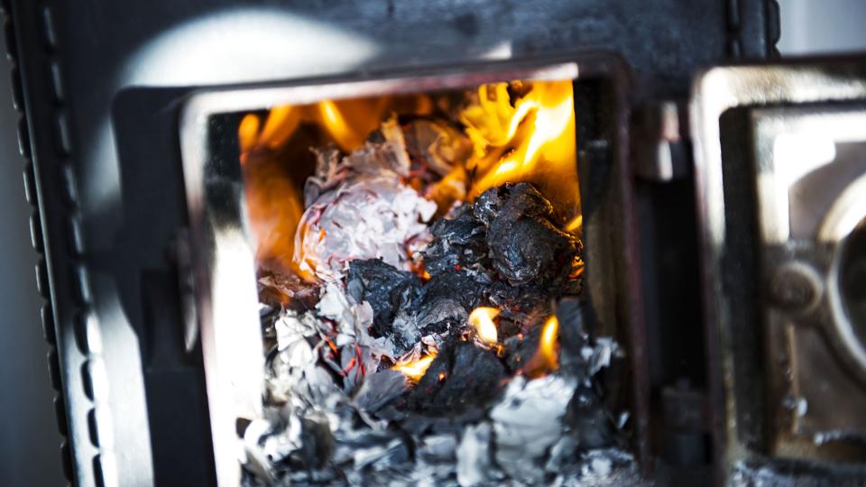 Brændeforhandlere har meldt om kaotiske tilstande på markedet, men professorer advarer mod at varme hjemmet op med en brændevogn. Det er sundhedsskadeligt, påpeger de. (Arkivfoto). <i>Kristian Djurhuus/Ritzau Scanpix</i>