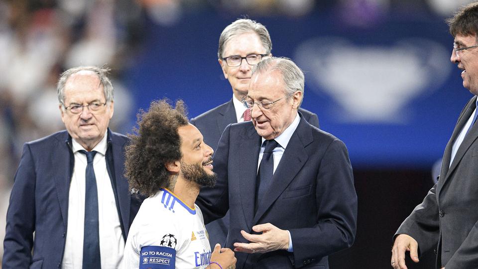 Florentino Perez lykønsker sin anfører Marcelo, efter at Real Madrid har sikret sig Champions League-titlen med en finalesejr over Liverpool. <i>Anke Waelischmiller/Sven Simon/Ritzau Scanpix</i>