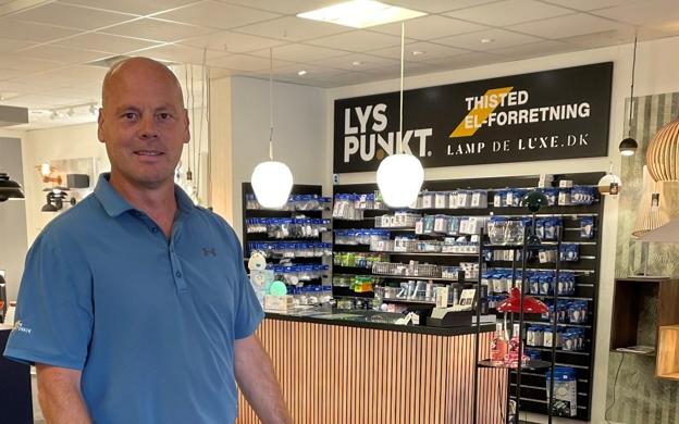 Brian Harkjær fra Thisted El-Forretning råder til at skifte de gamle halogen- og glødepærer ud med LED. Så er der nemlig mange penge at spare. <i>Privatfoto</i>