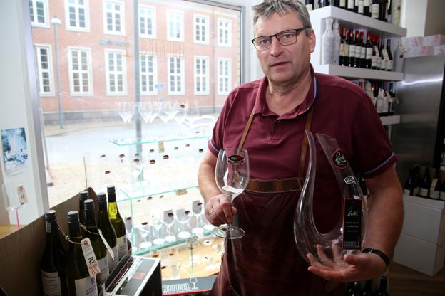 Jens Dahl med vinglas fra Riedel, specielt udformet til den enkelte druesort. <i>Foto: Hans Sejlund</i>