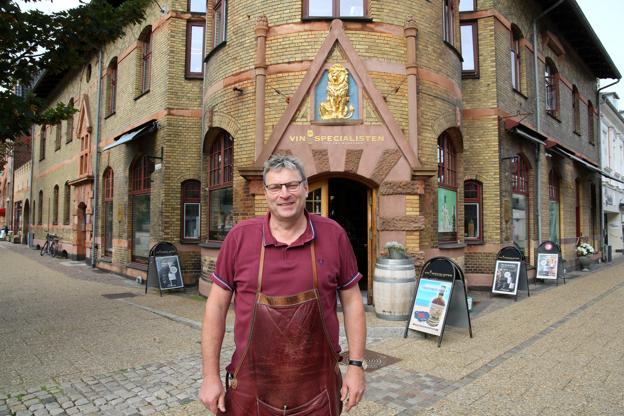 Jens Dahl driver sin vinforretning i det tidligere Løve Apotek i Frederikshavn. <i>Foto: Hans Sejlund</i>