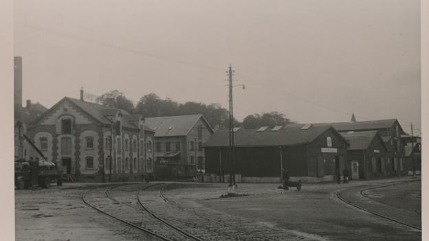 Sådan så havnen i Hobro med pakhusene ud, set fra øst mod vest, cirka 1943. Bemærk togskinnerne til "Havnegrisen". <i>Foto udlånt af Nordjyske Museer</i>