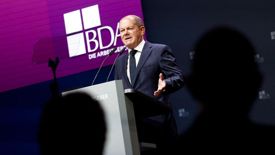 I en tale til tyske arbejdsgivere i Berlin tirsdag, sagde forbundskansler Olaf Scholz, at flere virksomheder end normalt vil kunne få subsidier fra staten. Han siger samtidig, at hans regering har åbnet muligheden for at holde to atomkraftværker i gang hen over vinteren, og at landets gasreserver er større end på samme tidspunkt sidste år.
- De tyske gaslagre er højere end på samme tid <i>Michele Tantussi/Reuters</i>