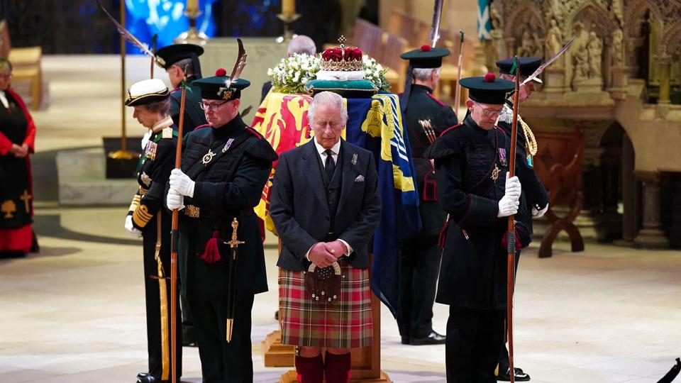 Storbritanniens nye konge, kong Charles, står foran dronning Elizabeths kiste i St Giles' Cathedral i den skotske hovedstad, Edinburgh. <i>Jane Barlow/Ritzau Scanpix</i>