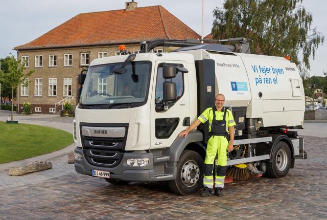 Flemming Busk er glad for sin nye arbejdsplads; Danmarks første eldrevne fejebil. <i>Foto: Mariagerfjord Kommune</i>