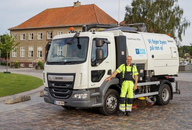Flemming Busk er glad for sin nye arbejdsplads; Danmarks første eldrevne fejebil. <i>Foto: Mariagerfjord Kommune</i>