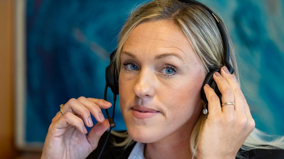 Kathrine Bech Fanøe er markedsspecialist hos Frederikshavn Forsyning A/S. Hun fortæller, at kundeservice i øjeblikket bliver bombarderet med henvendelser fra kunder, som for eksempel vil vide, om det er billigere at vaske tøj om natten. <i>Foto: Martél Andersen</i>