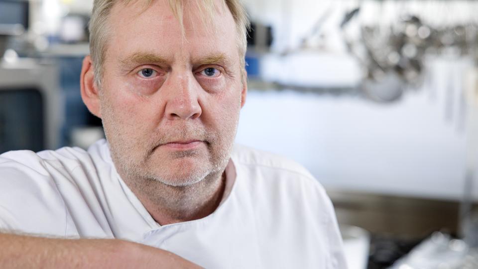 Køkkenchef Henrik Brasch hører til det fastansatte personale på Hotel Vilsund Strand. <i>Foto: Bo Lehm</i>