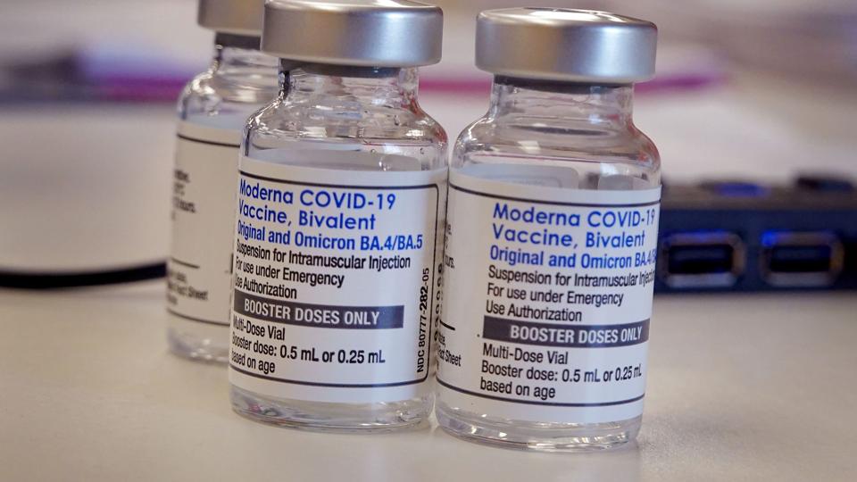 Er man under 50 år og i en af de udsatte grupper, får man ingen vaccineinvitation. Her skal man selv tjekke, om man er omfattet, og derefter bestille tid på vacciner.dk eller få hjælp af sin læge. (Arkivfoto). <i>Scott Olson/Ritzau Scanpix</i>