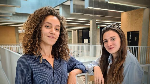 Petrina og Diana er veninder gennem flere år og er nu sammen om uddannelsesforløbet på AAU inden for forretningsudvikling. <i>Foto: Jakob Kanne Bjerregaard</i>
