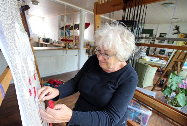 Beate Duramois har vævet i over 50 år. Nu viser hun nogle af sine værker på Dronninglund Kunstcenter. <i>Foto: Jørgen Ingvardsen</i>