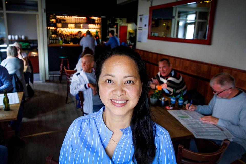 Ngoc kom til Danmark som seks-årig efter en dramatisk flugt fra Vietnam. Nu har hun i 30 år taget hånd om værtshusgæster på Kastetvej i Aalborg - og de har også hjulpet hende. F.eks. samlede de 500 kroner ind, så hun kunne blive skilt. <i>Foto: Torben Hansen</i>