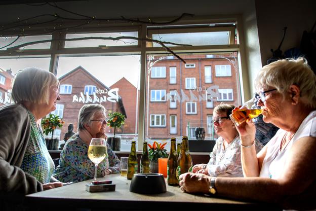 Både mænd og kvinder, unge og gamle besøger Café Buddha - det er med til at give en god stemning, mener Ngoc. <i>Foto: Torben Hansen</i>