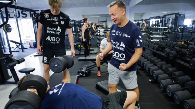 Lars Svane Nielsen (t.h.) er daglig leder af Mors-Thys håndboldakademi og samtidig talentchef i Mors-Thy Håndold. Han glæder sig som et lille barn til, at klubben i april skal være vært for U19-DM-finalestævnet for piger og drenge. <i>Arkivfoto: Bo Lehm</i>