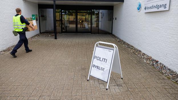 Der er skiltet med politiets øvelse flere steder på gymnasiets område, oplyser rektor Ole Droob. <i>Foto: Henrik Bo</i>