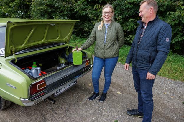 Irene og Preben Sand har en gammel madkasse, som matcher bilen. <i>Foto: Henrik Bo</i>