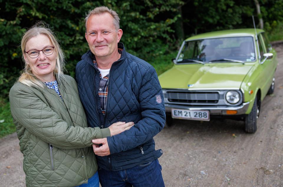 Irene og Preben Sand med deres elskede gamle Mazda. De har set filmen om Flemming Bamse Jørgensen to gange, efter den fik premiere 25. august. <i>Foto: Henrik Bo</i>