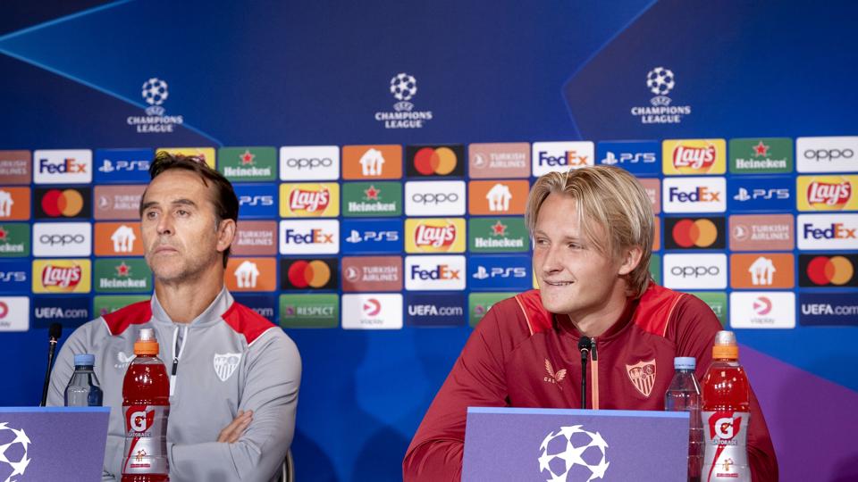 Kasper Dolberg var flankeret af sin nye cheftræner i Sevilla, Julen Lopetegui, da Sevilla tirsdag holdt pressemøde forud for Champions League-opgøret mod FC København. <i>Liselotte Sabroe/Ritzau Scanpix</i>