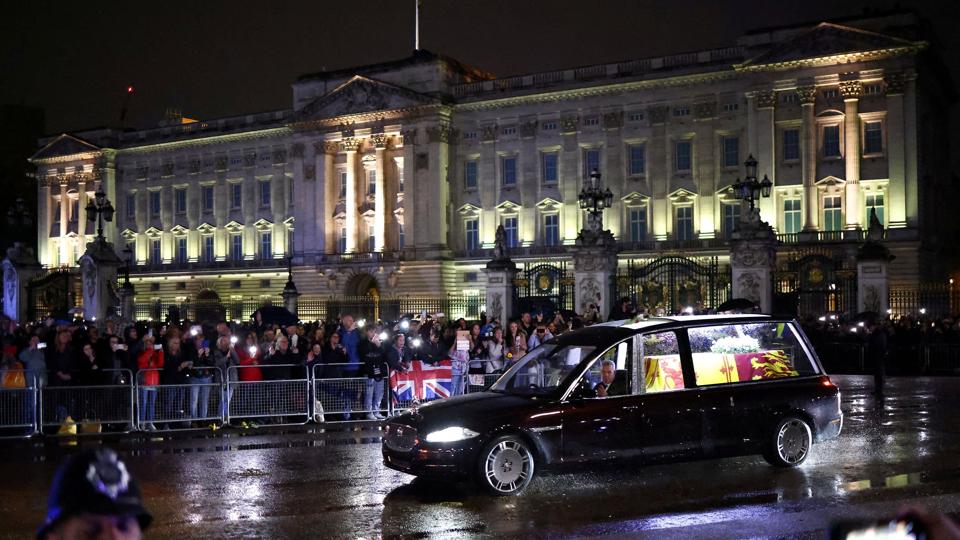 Ligvognen med kisten med dronning Elizabeth ses her tirsdag aften ankomme til Buckingham Palace i London. <i>Henry Nicholls/Reuters</i>