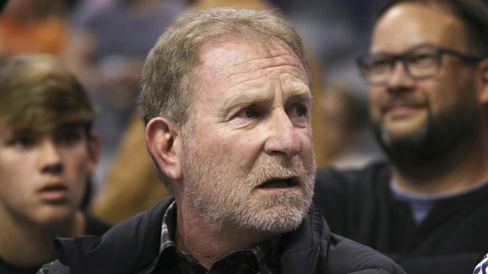 Phoenix Suns' ejer, Robert Sarver, overværer her sit hold spille. Han er blevet suspenderet efter en uvildig undersøgelse udført af NBA. (Arkivfoto). <i>Ross D. Franklin/Ritzau Scanpix</i>