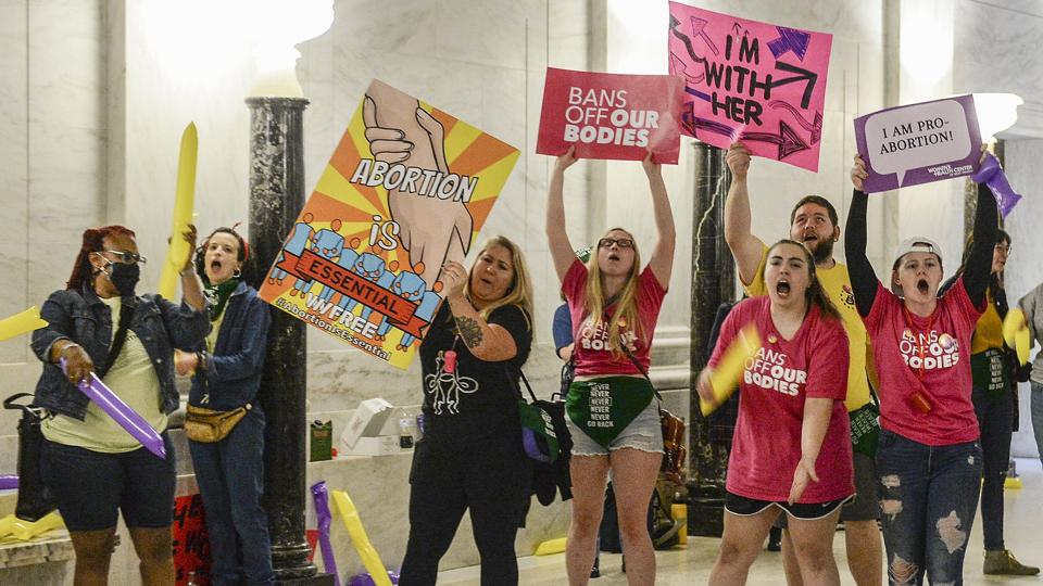 Forkæmpere for retten til fri abort demonstrerede uden for West Virginias Senat, da det vedtog en lov, der forbyder aborter i delstaten. <i>Chris Dorst/Ritzau Scanpix</i>