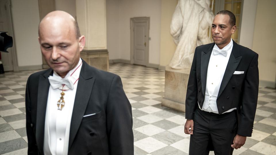 De Konservatives formand, Søren Pape Poulsen, var søndag ledsaget af ægtemanden Josue Medina Vasquez Poulsen til gallataffel under fejringen af dronningens 50-års regeringsjubilæum. Nu er ægteskabet slut. <i>Mads Claus Rasmussen/Ritzau Scanpix</i>