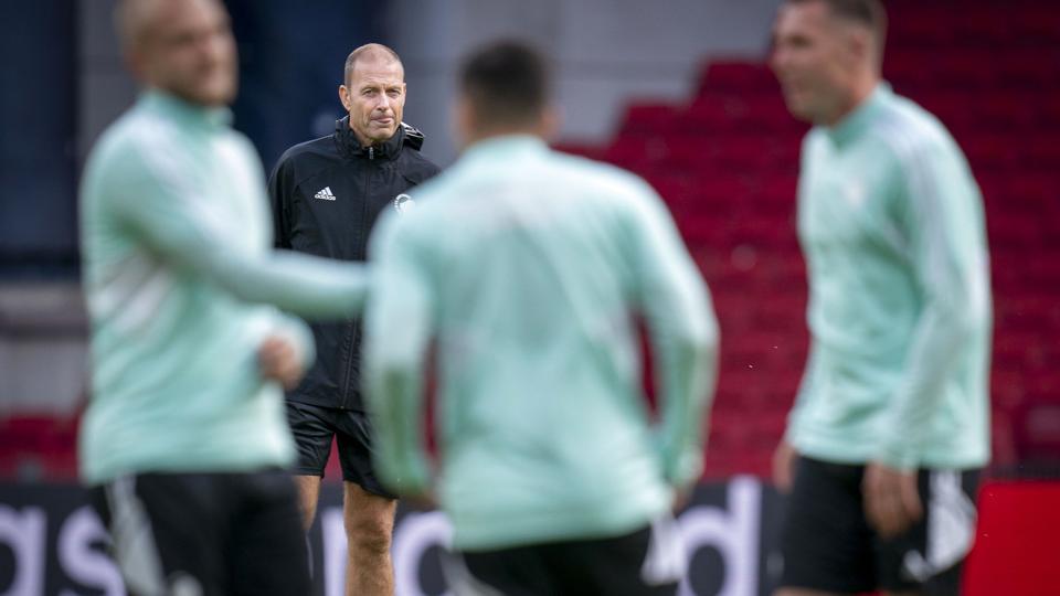 Jess Thorup har haft alvorlige snakke med sine spillere i de seneste dage, men tirsdag var stemningen fin på græstæppet i Parken, da FC København forberedte sig til opgøret mod Sevilla. <i>Liselotte Sabroe/Ritzau Scanpix</i>