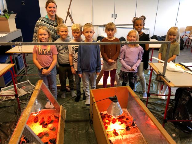 Janne Søltoft og elever fra indskolingen i "kyllingeklassen" <i>Foto: Kirsten Olsen</i>
