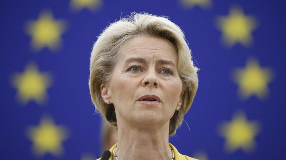 EU-Kommissionen vil have energiselskaber til at betale mere end 140 milliarder euro, som kan bruges til at hjælpe udsatte borgere og mindre virksomheder med at betale energiregningen. Det siger EU-Kommissionens formand, Ursula von der Leyen, i tale. <i>Philipp Von Ditfurth/Ritzau Scanpix</i>