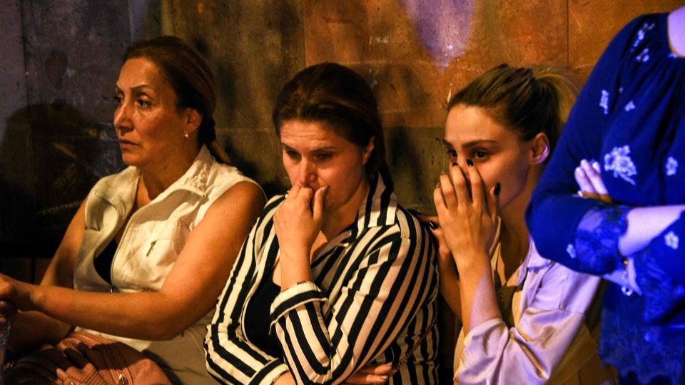 Familier til armenske soldater, der er såret under nye kampe mod Aserbajdsjan, venter ængstelige på nyt ved et militærhospital i Jerevan. <i>Karen Minasyan/Ritzau Scanpix</i>