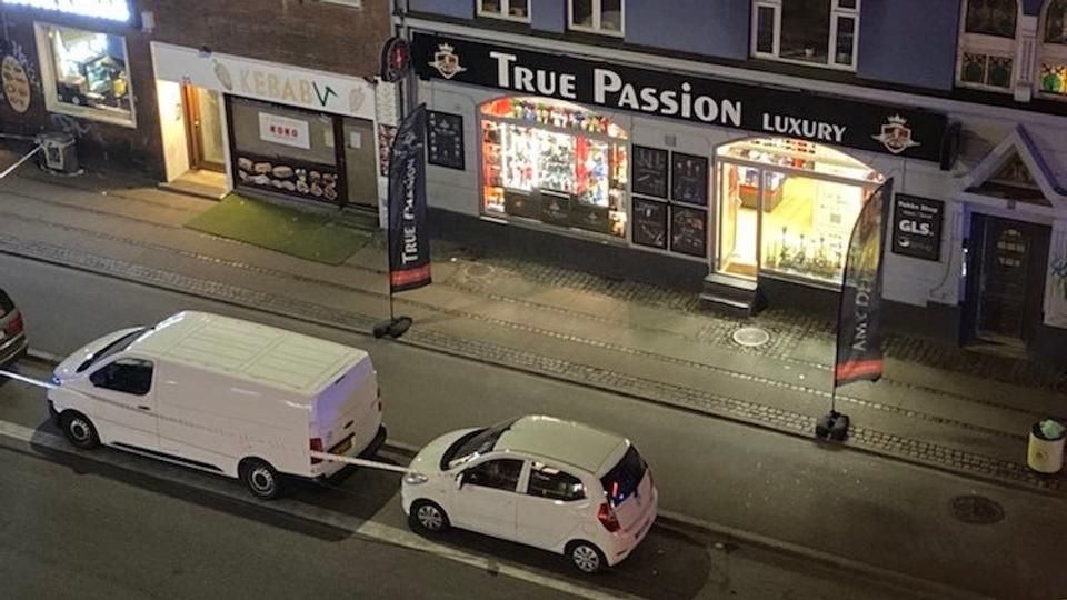 En 24-årig mand mistede mandag aften livet, da en ukendt gerningsmand gik ind i en butik på Frederikssundsvej og affyrede skud. Han flygtede efterfølgende først til fods og siden på cykel. <i>Sune Stavnstrup Sørensen/Ritzau Scanpix</i>