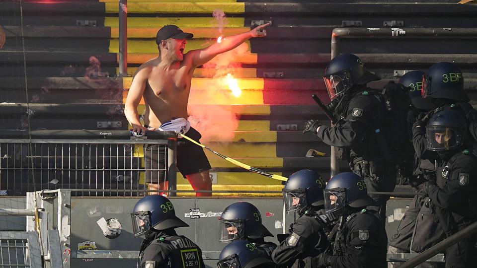 Romerlysene fløj frem og tilbage mellem tribunerne, da FC København og Borussia Dortmund mødte hinanden i sidste uge i Tyskland. Den slags bryder landstræner Kasper Hjulmand sig ikke om. <i>Martin Meissner/Ritzau Scanpix</i>