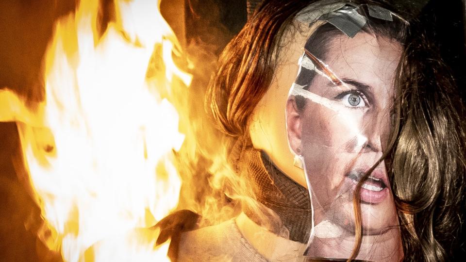 En dukke forestillende Mette Frederiksen (S) var påført et skilt om halsen med teksten: "Hun må og skal aflives" i forbindelse med en demonstration i 2021. Tre mænd frifindes for trusler. <i>Mads Claus Rasmussen/Ritzau Scanpix</i>