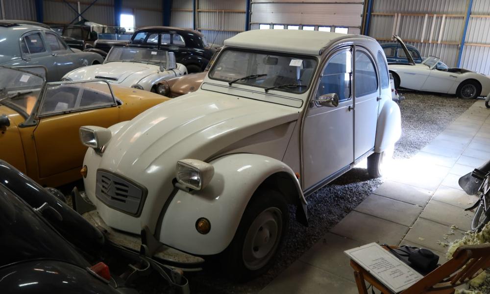 En Citroên 2CV, første registrering 1987, 'fabriksny' med kun 136 km på tælleren. En Citroên 2CV, første registrering 1987, 'fabriksny' med kun 136 km på tælleren.