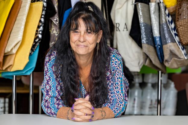 Kitty Lynn Weeth er allerede godt tilpas efter de første måneder med lagersalget. Taskerne bag hende er noget af det sidste, der er kommet ind. <i>Foto: Martél Andersen</i>
