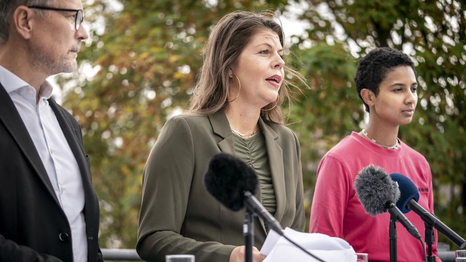 Politisk leder for Alternativet Franciska Rosenkilde fortæller på et pressemøde i forbindelse med partiets sommergruppemøde onsdag, at hun håber på, at Grøn Alliance og Alternativet kan nå til enighed om en fusion af partierne inden et folketingsvalg. <i>Mads Claus Rasmussen/Ritzau Scanpix</i>