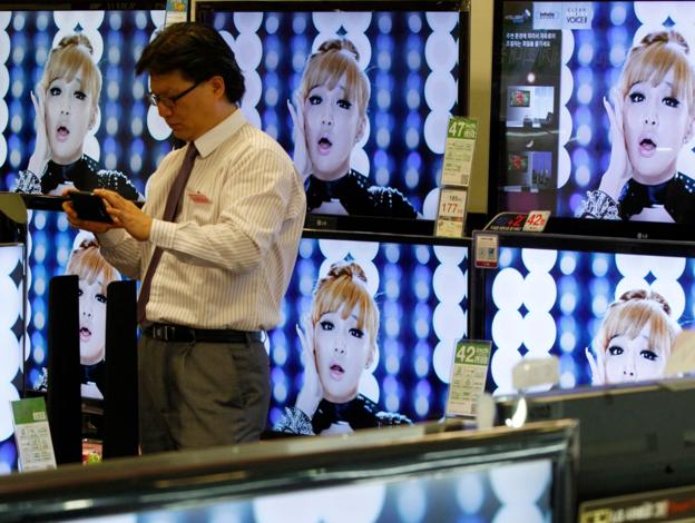 Et stort tv bruger mere strøm end et mindre tv - og i særdeleshed bruger et 10 år gammelt tv meget mere strøm end et nyt. <i>Foto: Kim Hong-Ji/Reuters/Ritzau Scanpix</i>